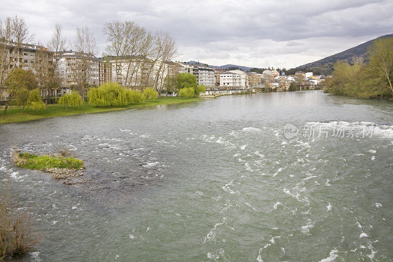 'O Barco de Valdeorras' townscape by Sil river，加利西亚，西班牙。